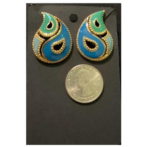 Elegant Blue and Green Teardrop Clip-on Earrings - Picture 1 of 3
